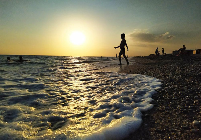 Песчаный пляж в Крыму для отдыха с детьми